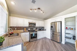 Clean, Cozy, Quiet! Close to everything! & garage! - Image 5