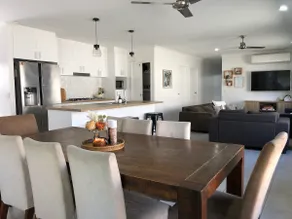 Beautiful Modern family home in Paradise! - Image 4