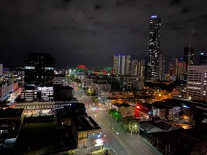 Spectacular Views of CBD & Story Bridge & Parking - Image 4