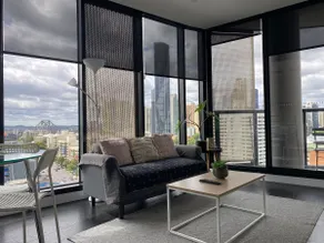 Spectacular Views of CBD & Story Bridge & Parking - Image 2