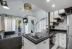 Spacious Luxury 1 Bedroom Loft in South Seattle - Image 4