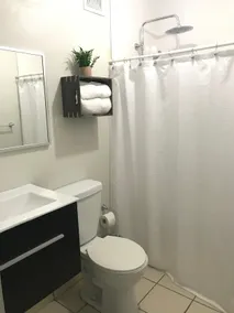 One-bedroom apartment with a pool - Image 4