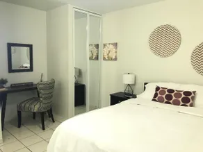 One-bedroom apartment with a pool - Image 3