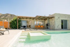 Holiday villa with private pool in Sfinari - Image 2