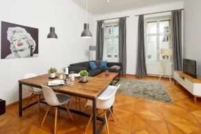 Central, charming “4-person apartment in an old building” - Image 2