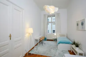 Central, charming “4-person apartment in an old building” - Image 4