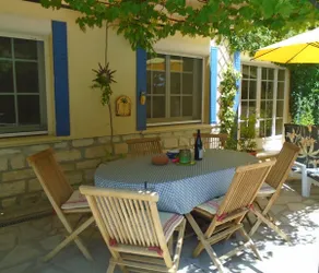 Provençal apartment with its large swimming pool - Image 5