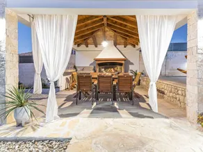 Olive Vacation House with Heated Pool - Image 5