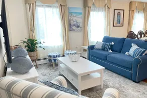 Colonial Newport Townhouse - Image 3