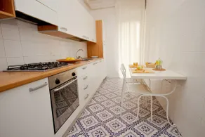 Large, bright apt with air conditioning & bikes - Image 3