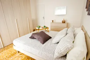 Large, bright apt with air conditioning & bikes - Image 4