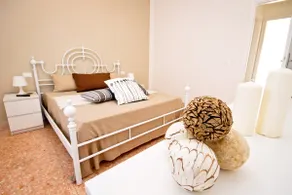Large, bright apt with air conditioning & bikes - Image 2