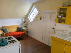 Large Quirky Sunny Farmhouse Apartment - Image 4
