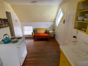 Large Quirky Sunny Farmhouse Apartment - Image 2