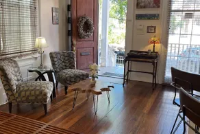 Elegant Historic Condo Steps from St Charles Ave - Image 2