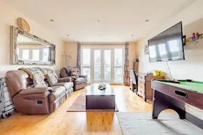 Beautiful flat w/ balcony, pool table & 55” TV - Image 2