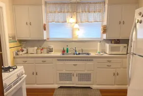 (A2) Vintage Vibe • Queen Bed • 2nd floor - Image 3