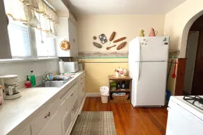 (A2) Vintage Vibe • Queen Bed • 2nd floor - Image 2