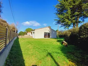 Beautiful house at the edge of the ocean and forest - Image 5