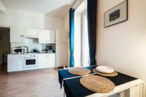 The Blue Hideaway - close to the Lake with parking - Image 2
