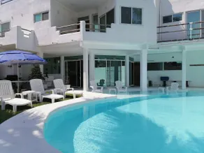 CasaLUZ * BEACH HOME * -Heated Pool- - Image 2