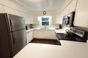Middle Road Manor - Image 4