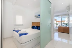 Modern penthouse with large terrace right by the beach - Image 4