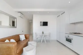 Modern penthouse with large terrace right by the beach - Image 3