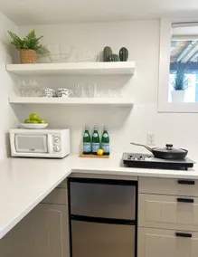 Modern suite near trendy Main St, sleeps 1-4 - Image 3