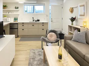 Modern suite near trendy Main St, sleeps 1-4 - Image 5