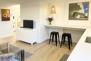 Modern suite near trendy Main St, sleeps 1-4 - Image 2