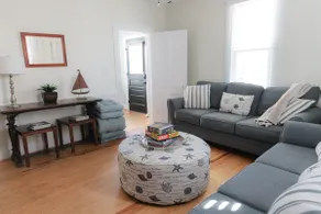 Charming beachside retreat near dining & boutiques - Image 3