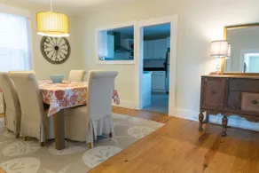 Charming beachside retreat near dining & boutiques - Image 4