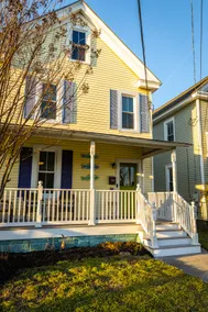 Charming beachside retreat near dining & boutiques - Image 2
