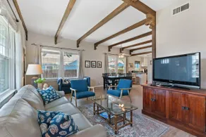 Carpinteria charming beach bungalow - Image 3
