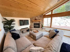 Castle Rock Lodge | Hot Tub, Sauna & Forest Views - Image 3