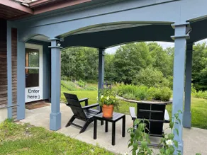 Sunny carriage house apartment - Image 4