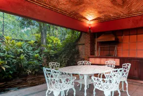 Comfortable and safe. Close to event gardens. - Image 3
