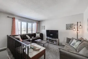 Spacious Midway 4BR • 12 Beds-Near Allianz & Fair - Image 2