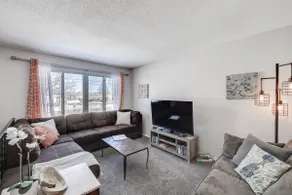 Spacious Midway 4BR • 12 Beds-Near Allianz & Fair - Image 3