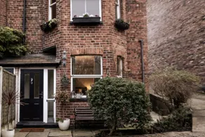 Quirky, Private, Centre of Knutsford with Parking - Image 2