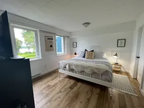 Riverside Apartment with Sunset View from Bed - Image 4