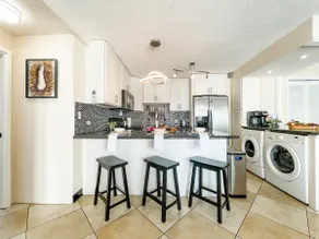 Bright & Breezy Condo and Beach w/ Free Parking!! - Image 3