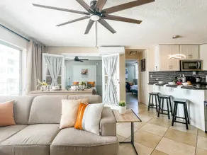 Bright & Breezy Condo and Beach w/ Free Parking!! - Image 2