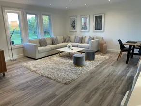 This Is County - Beautiful Renovated Home. - Image 2