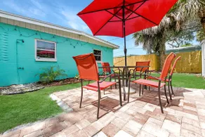 Beautifully Renovated 4Bd/2Ba House w/ 2 Kitchens! - Image 2