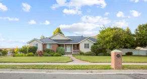 The Mountain View Corner | 3BR | 2.5Bath | Garage - Image 2