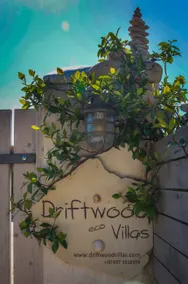 Driftwood Villas es una villa ecológica con piscina privada, a 3 minutos a pie de la playa. - Image 3