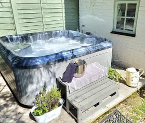 Cosy little country cottage with luxury hot tub - Image 2