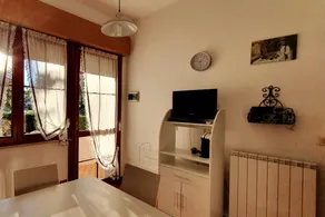 A stone's throw from the sea with a garden and parking - Image 4